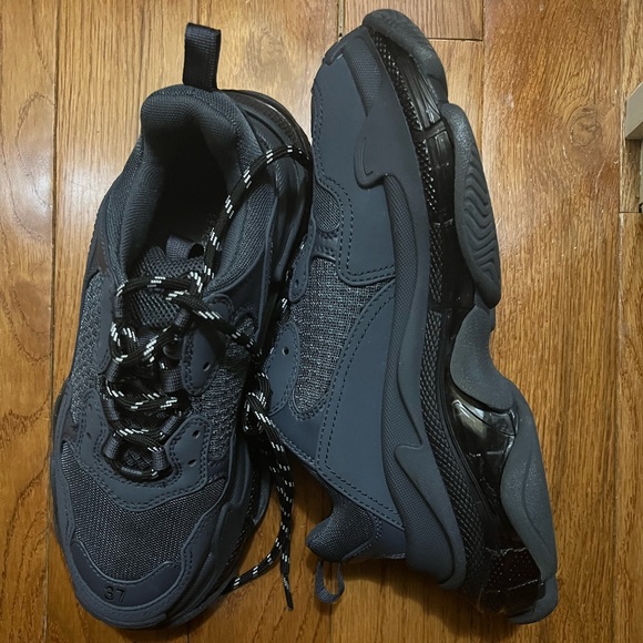 Balenciaga triple s sneakers…I couldn’t find this color on the website - Picture 1 of 6
